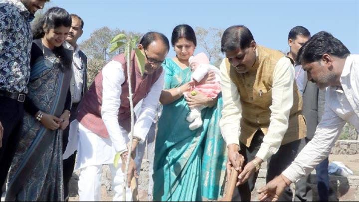 मुख्यमंत्री श्री चौहान ने नागरिकों के साथ पौधे रोपे